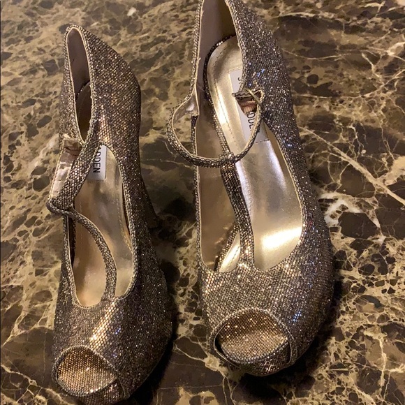 Gold shoes - Picture 1 of 4